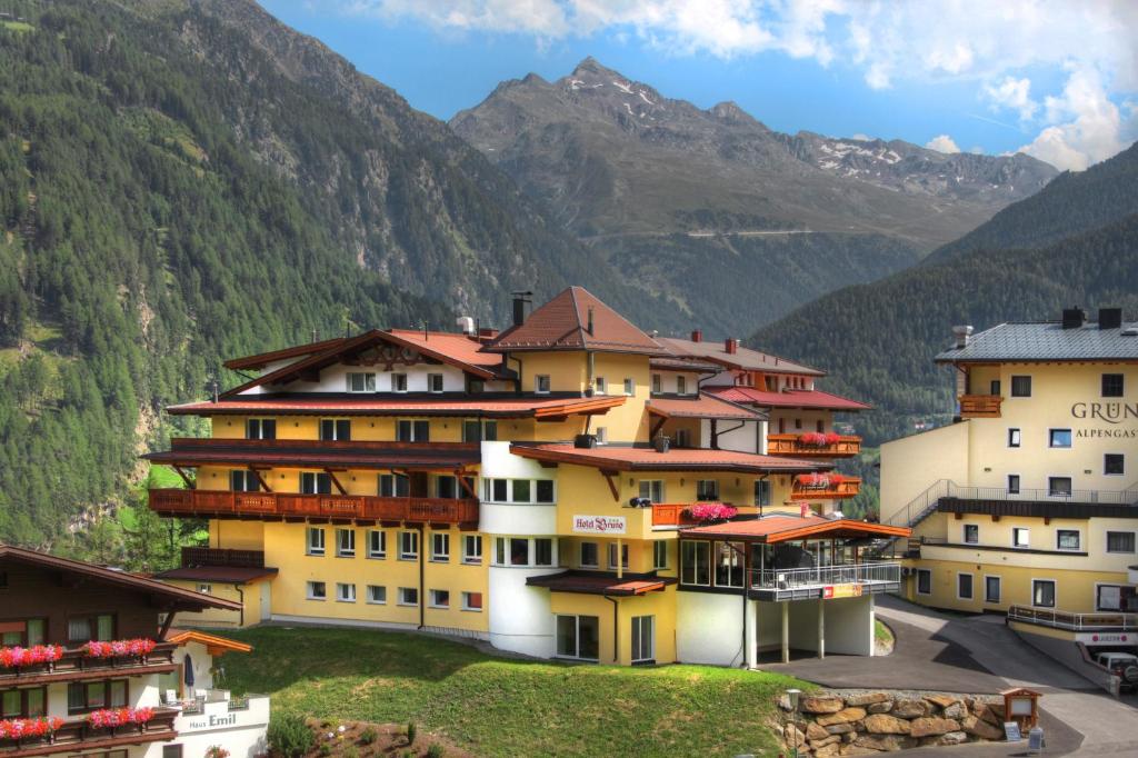 索尔登Hotel Bruno的一组背景为山脉的建筑