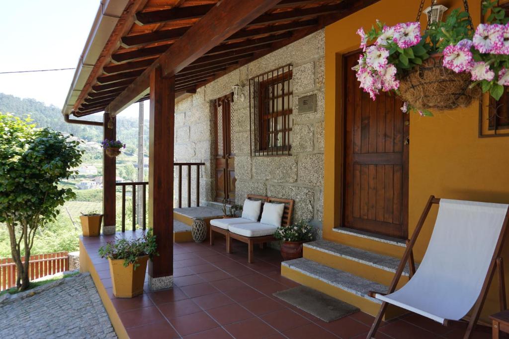 阿马兰特Leiras do Seixo - Casa dos Tinos的一座带楼梯和鲜花的房屋的门廊