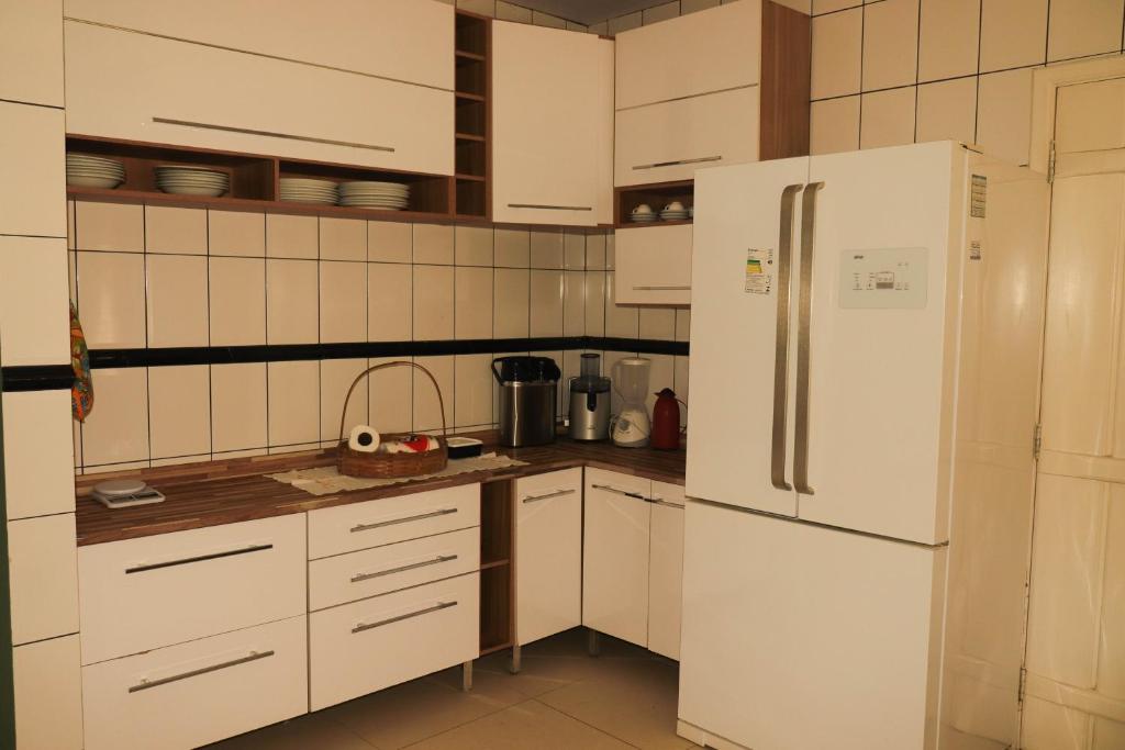 Hostel Morada do sol Paraty的厨房或小厨房