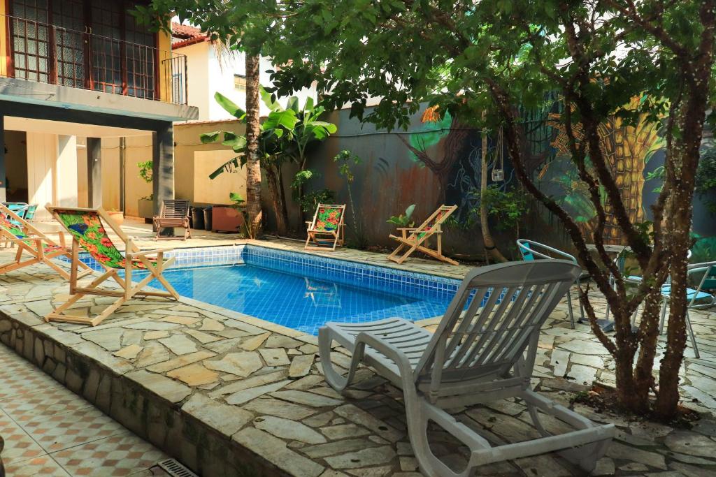 帕拉蒂Hostel Morada do sol Paraty的带椅子和桌子的游泳池