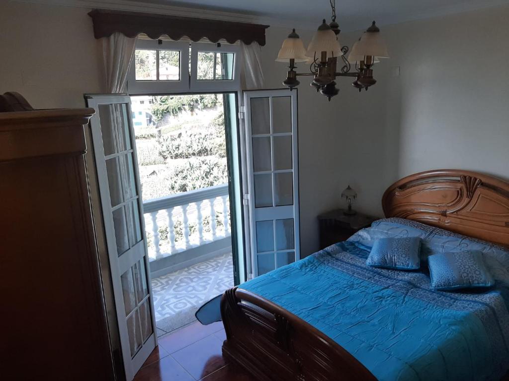 卡马拉-德洛布什Casa do Terço的一间卧室设有一张床和一个开放式门