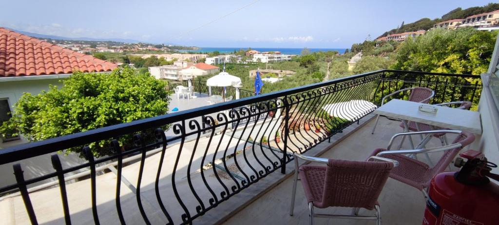蒂锡利维安娜一室公寓及公寓的阳台配有椅子,享有海景。