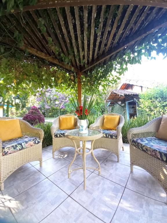 萨纳Repousada Sana的庭院配有藤椅和桌子