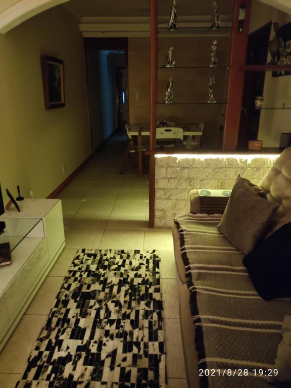 里约热内卢Mega Apartamento的客厅配有沙发和桌子