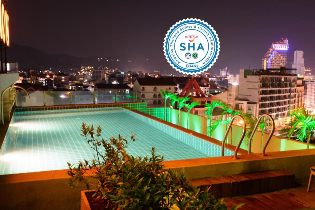 
Patong Mansion - SHA Certified内部或周边的泳池

