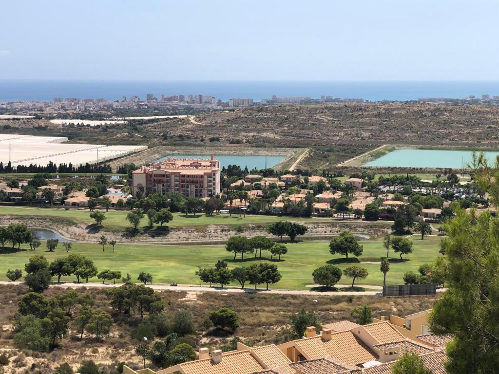 穆特克萨梅尔Apartamento Bonalba, Golf, Playas y Piscinas的二十九棕榈大学校园的空中景观