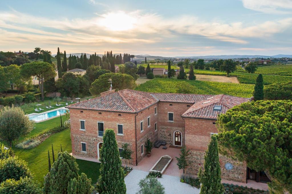 蒙特普齐亚诺Villa Svetoni Wine Resort的享有带游泳池的房屋的空中景致
