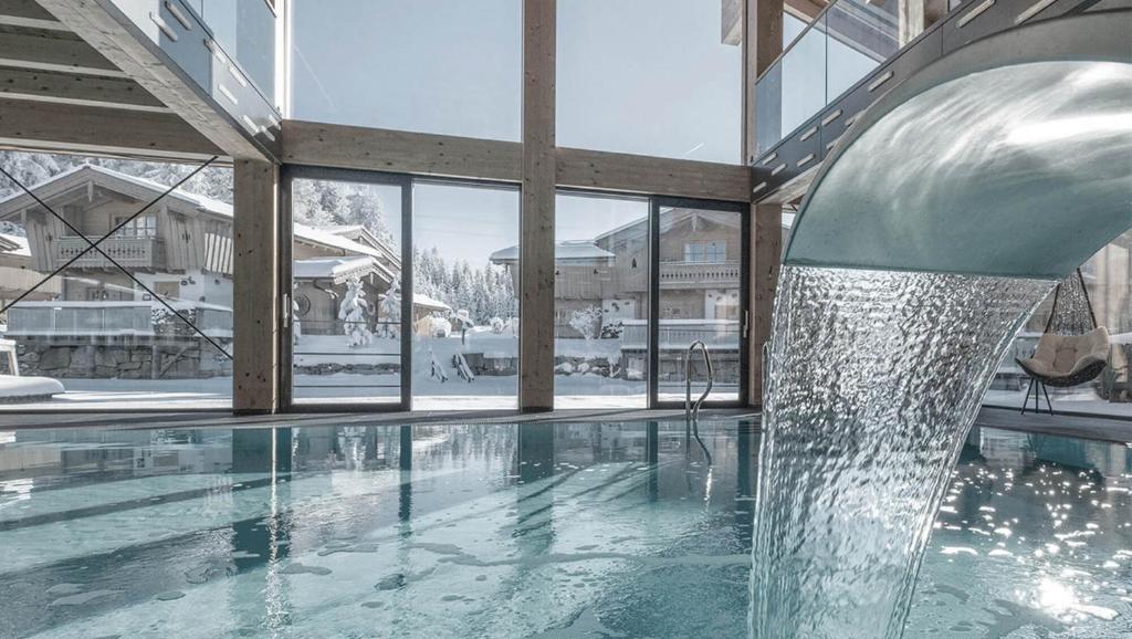 乌尔里希斯贝格霍尔茨酒店的一座带喷泉的游泳池