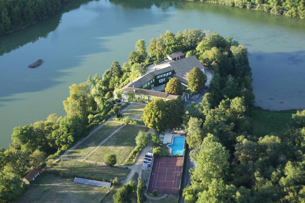狄拉克Domaine du Châtelard的河流上岛屿上房屋的空中景观