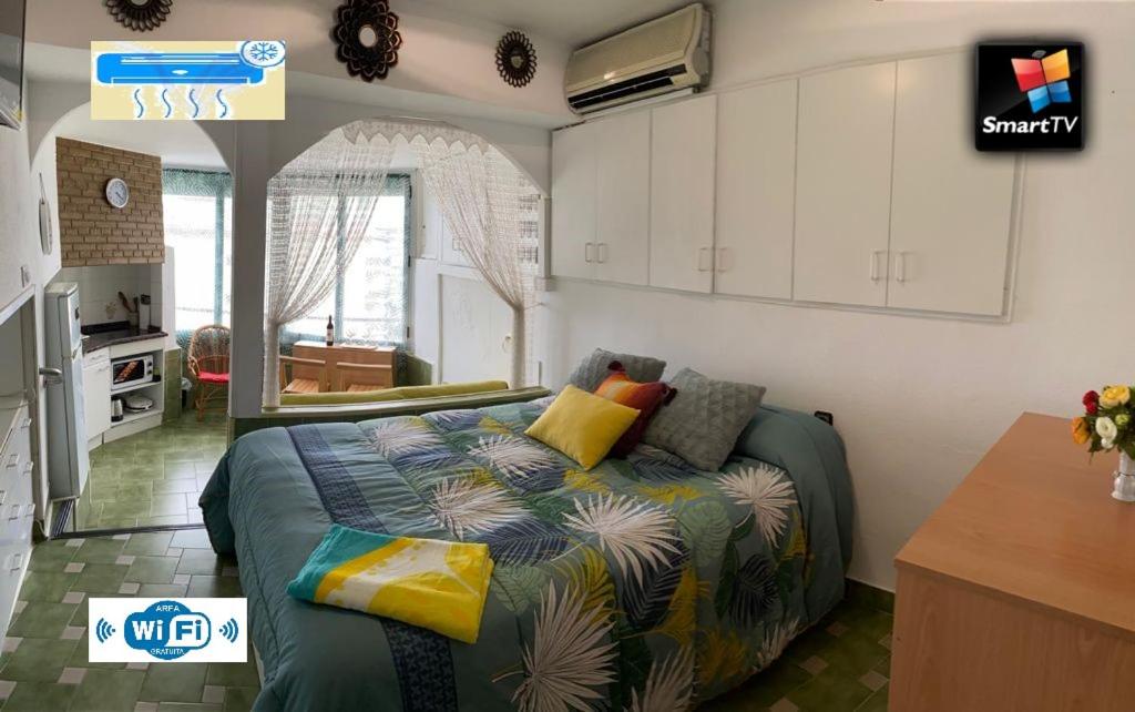 拉皮内达Promar Playa 685的一间卧室配有带色彩缤纷枕头的床。