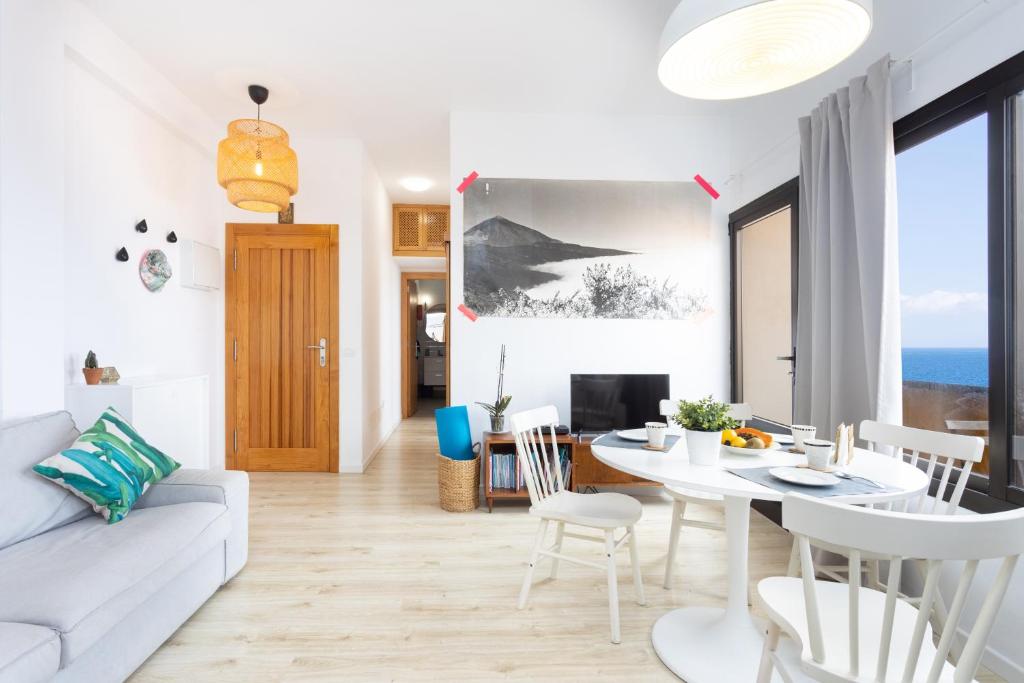巴哈马尔Home2Book Charming Apartment Bajamar的客厅配有白色的沙发和桌子
