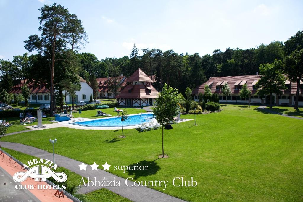 NemesnépAbbazia Country Club的享有公园空中美景,设有游泳池