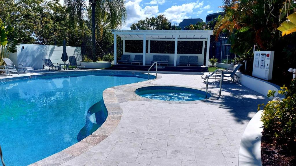 努萨角努萨山度假酒店的庭院内的游泳池,带庭院
