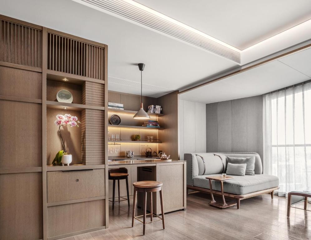 北京北京三里屯CHAO的客厅配有沙发和桌子