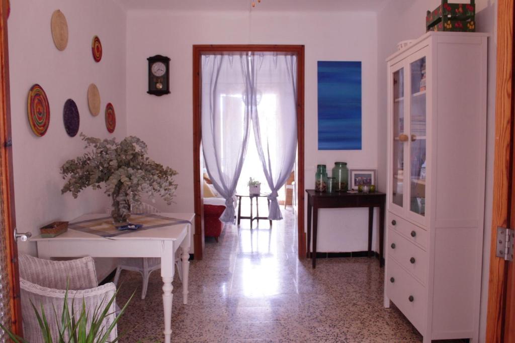 科洛尼亚圣霍尔迪Casa Marina的客厅配有桌子和窗户