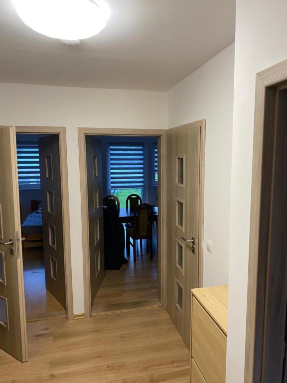 梅图耶河畔特普利采W apartmán的一间厨房和带两个门及桌子的用餐室