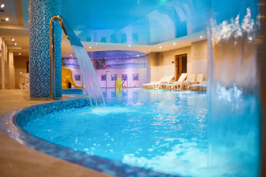 亚列姆切罗曼蒂克SPA酒店 的一座带水滑梯的酒店游泳池