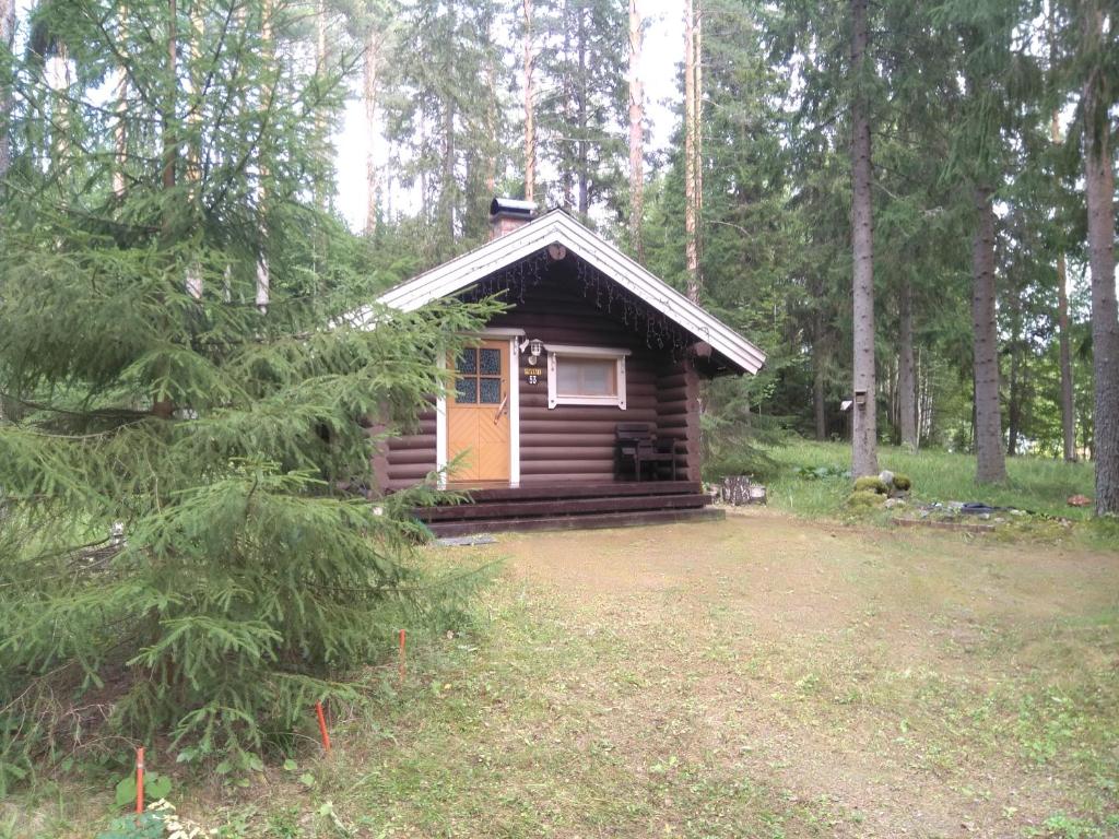 萨翁林纳Holiday Cabin Kerimaa 53的森林中间的小小屋