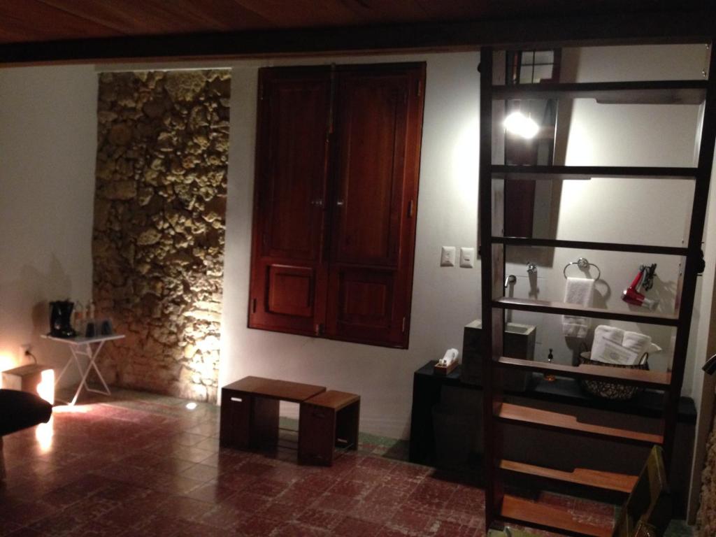 Gutiérrez ZamoraHostería de Río - C92的客厅配有木制橱柜和桌子
