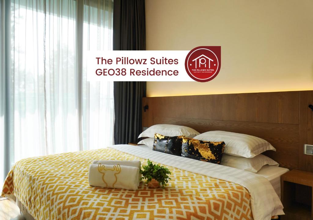 云顶高原Geo38 Prime Suites Genting Highlands的酒店客房,配有一张带标志的床