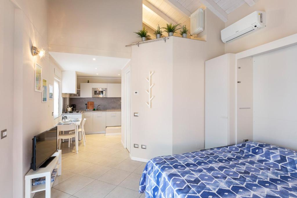 马斯诺维斯康蒂COME A CASA 19 - Romantic Studio的一间卧室配有一张床和一间厨房