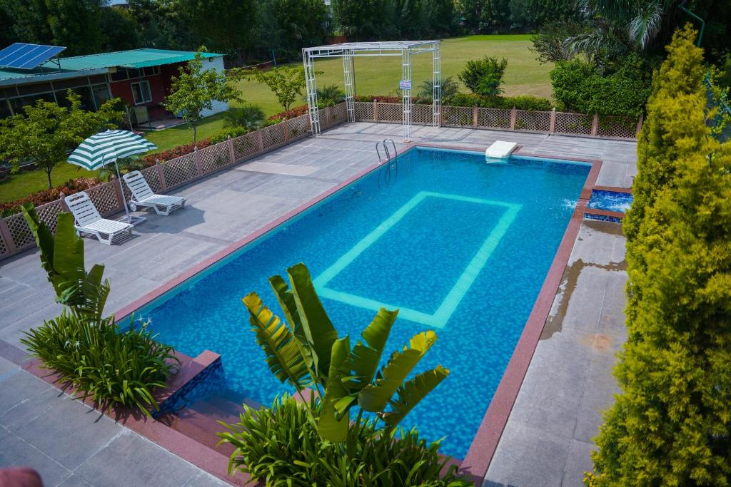 乌代浦Abha Farms and Resort的享有庭院游泳池的顶部景色