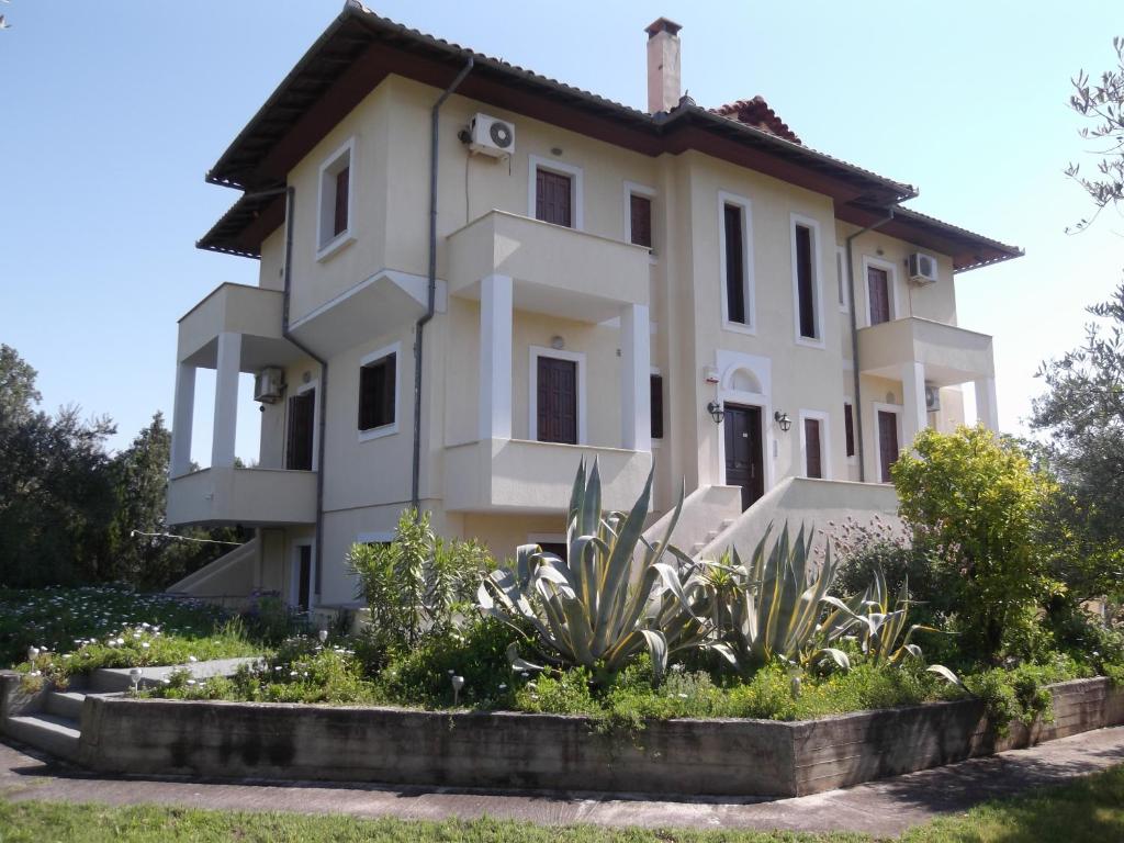 阿马利阿波利Villa Christina的前面有花园的白色房子