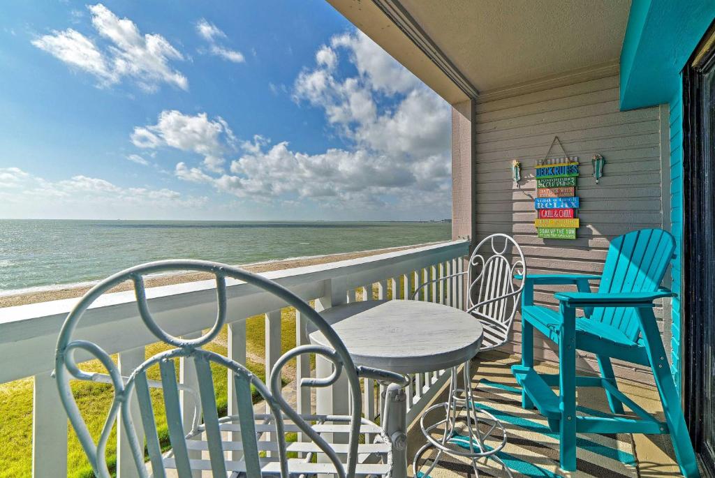 科珀斯克里斯蒂Oceanfront Corpus Christi Condo Resort Perks!的一个带桌椅的海景阳台