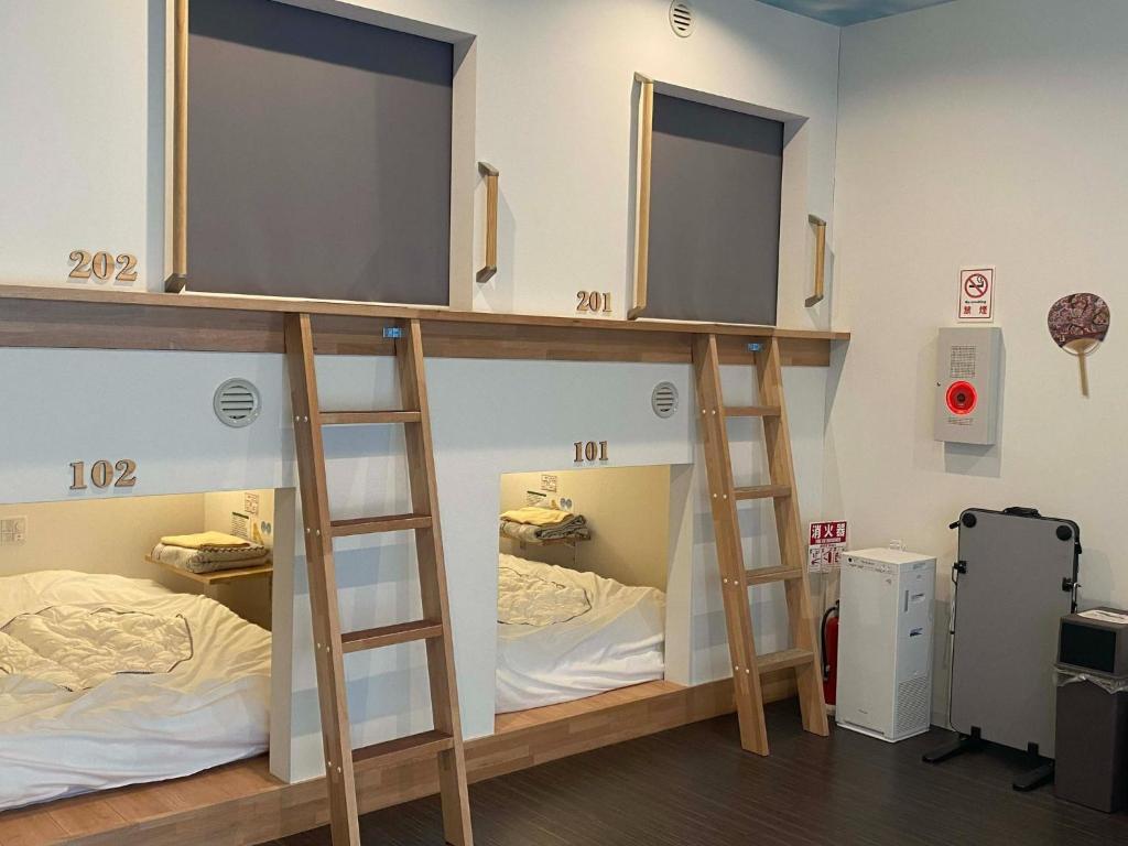 弘前市HOSTEL HIROSAKI - Vacation STAY 66581v的带2张床的客房中的2张双层床