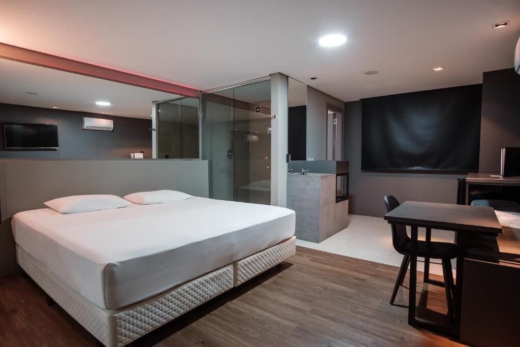 本图贡萨尔维斯Motel Della Montagna (Adult Only)的一间带大床的卧室和一间浴室