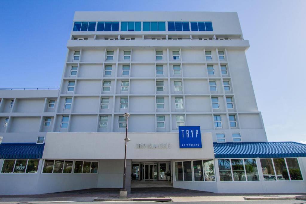 圣胡安佛得角岛温汉姆特瑞普酒店的上面有蓝色标志的高大的白色建筑
