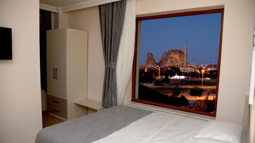 乌奇希萨尔Trigo Hotel的一间卧室设有美景大窗户