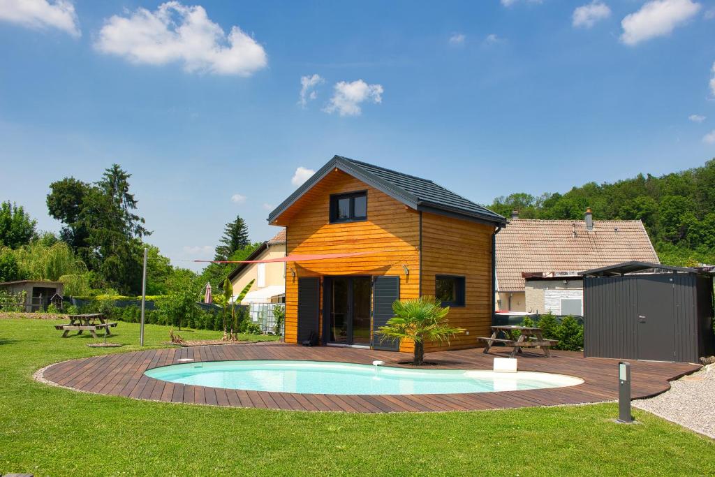 FlaxlandenChez Seb et Lilou的庭院中带游泳池的房子