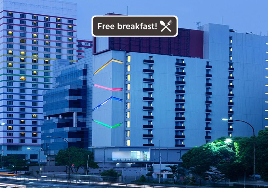 雅加达Amaris Hotel Slipi的上面有免费早餐标志的建筑