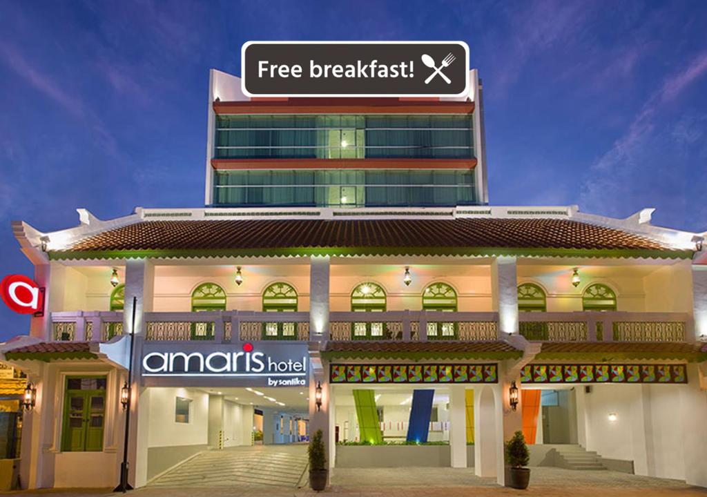 日惹日惹爱玛瑞丝马里奥波罗酒店的上面有免费早餐标志的建筑