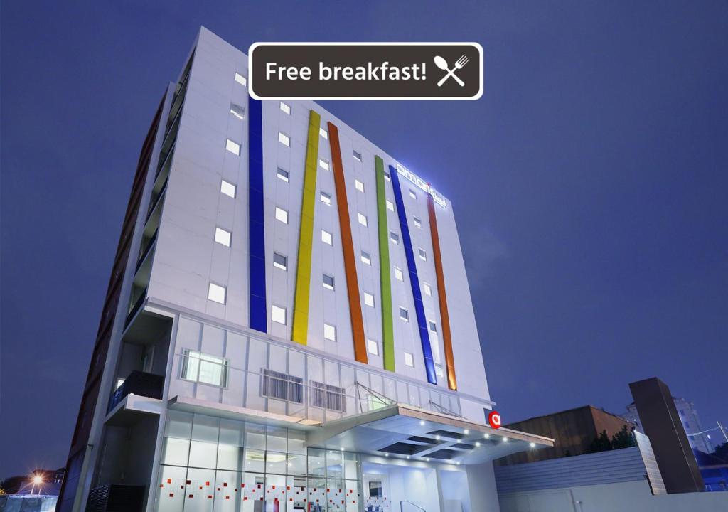 雅加达特贝特阿马里斯酒店的带有阅读免费早餐标志的建筑
