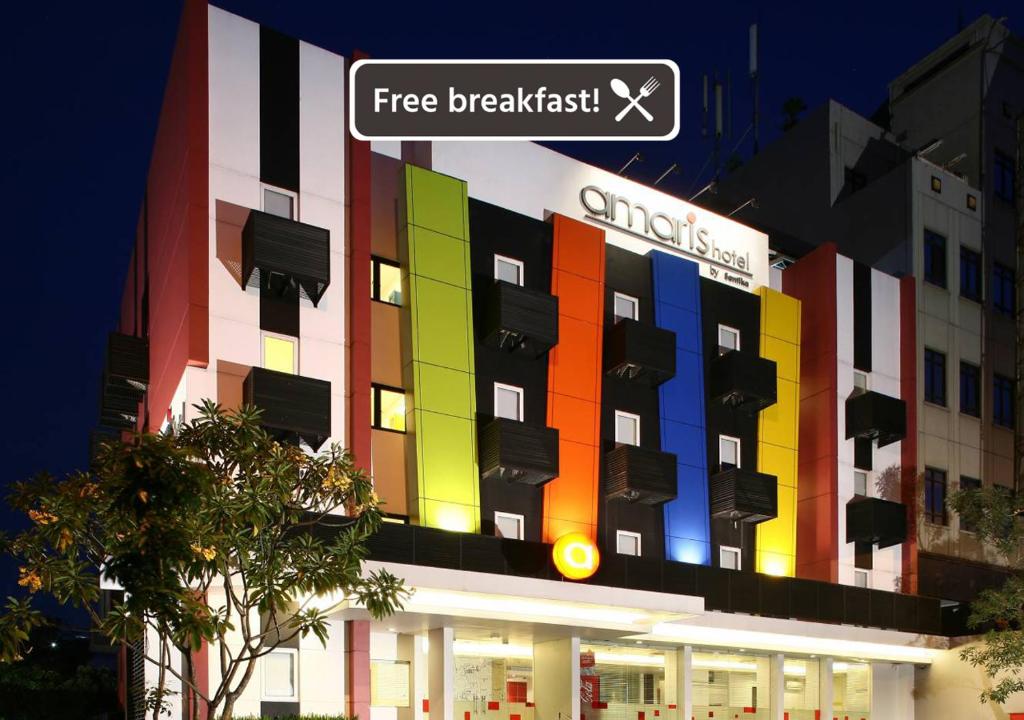 雅加达旁里玛博里1号阿玛里斯酒店的一座多彩的建筑,上面有免费早餐标志