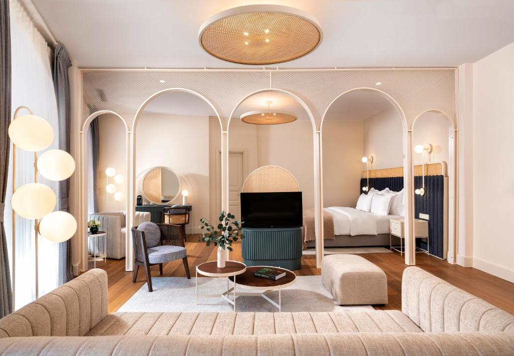 伊斯坦布尔Ecole St. Pierre Hotel的酒店客房设有一张特大号床和一间客厅。