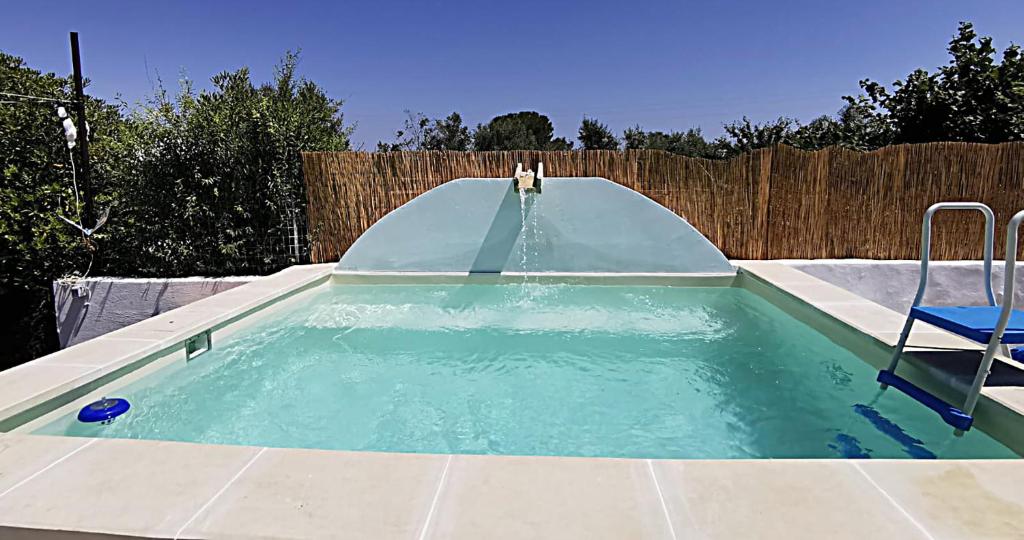 卡萨拉诺terra rossa casa di campagna con piscina的后院带滑梯的游泳池
