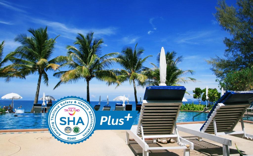 高兰Lanta Casuarina Beach Resort - SHA Plus的shka pust度假村的游泳池和spa
