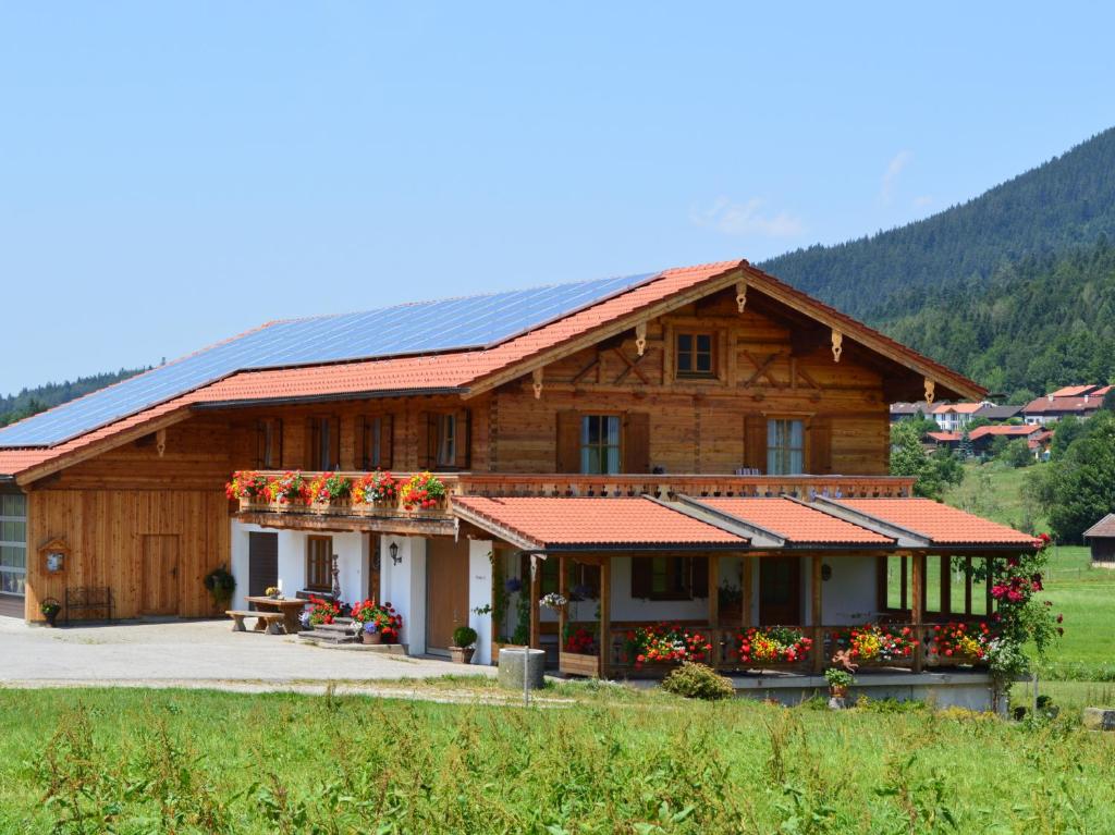 因泽尔Schusterbauer - Chiemgau Karte的屋顶上设有太阳能电池板的木屋