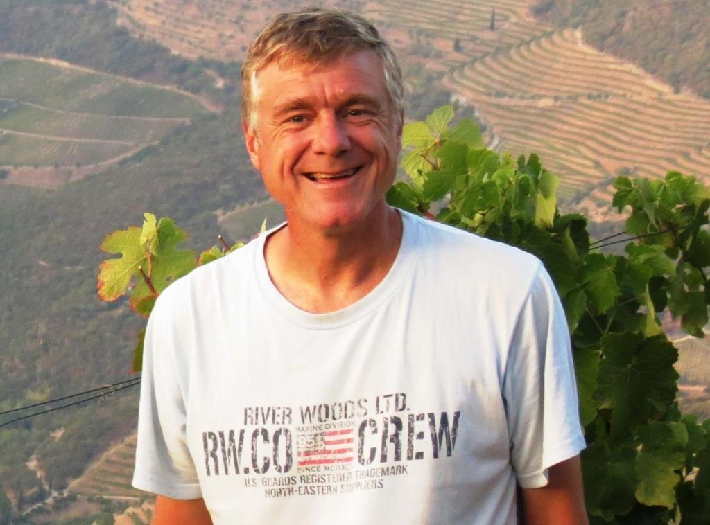 Ervedosa do DouroStay at the Winemaker的站在山前身穿白衬衫的人