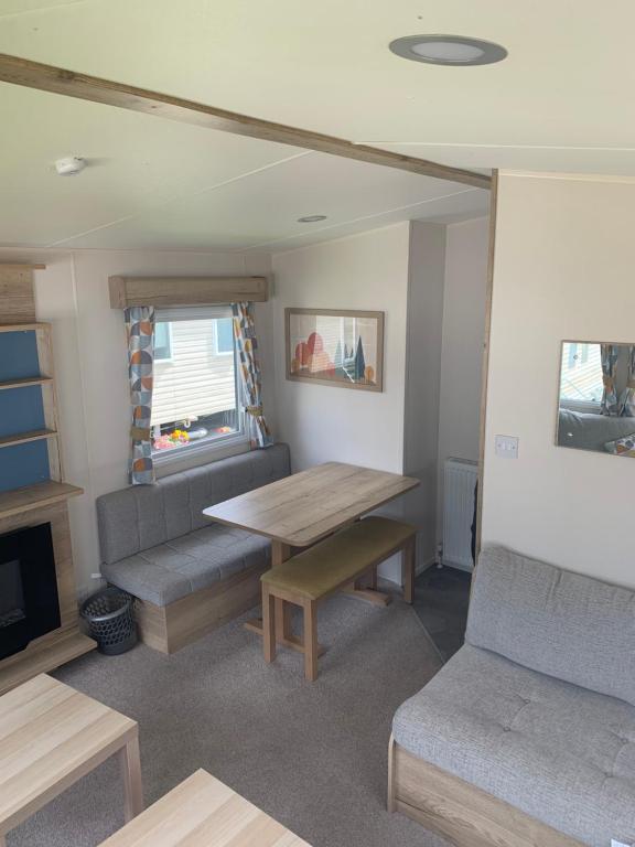 爱丁堡Seton Sands Haven Holiday Village的客厅配有沙发和桌子