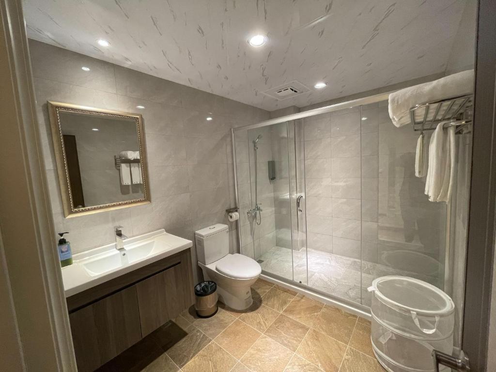 垦丁大街墾丁聚點旅棧 2Ps Hotel的带淋浴、卫生间和盥洗盆的浴室