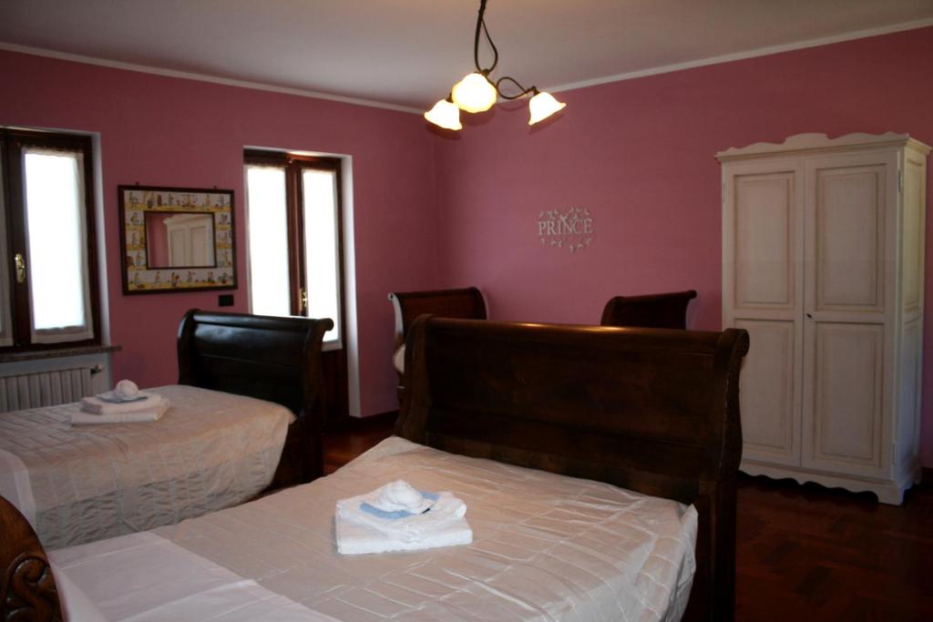 MagnanoLa Robinera的一间拥有紫色墙壁和桌椅的用餐室