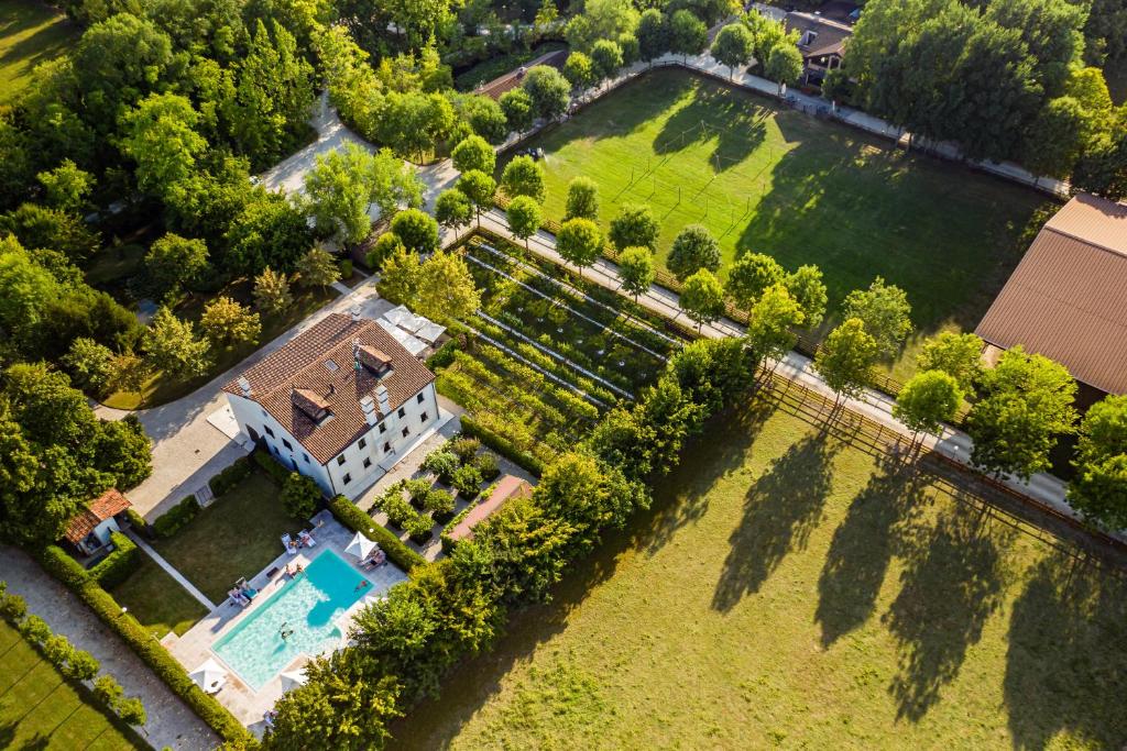 梅斯特Al Segnavento - Fiori&Frutti的享有大厦空中美景,设有游泳池