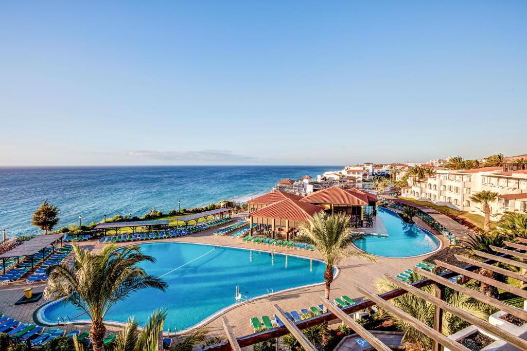 莫罗德哈布雷TUI MAGIC LIFE Fuerteventura - All Inclusive的享有度假胜地的空中景致,设有游泳池和海洋