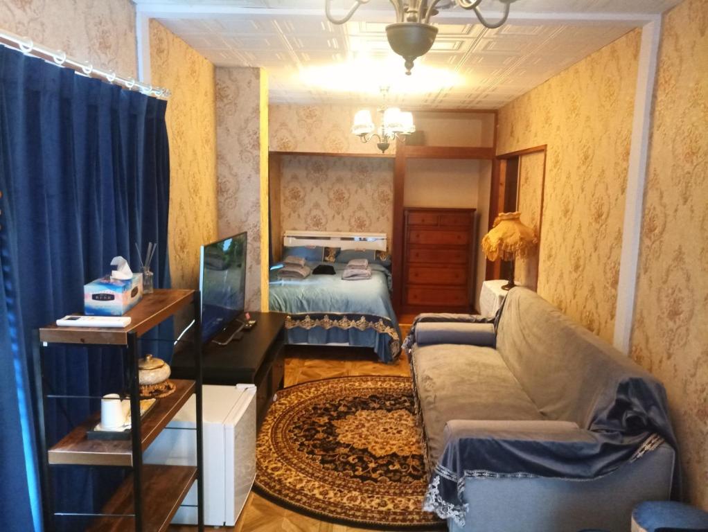 伊豆Ryokan La Luna - Vacation STAY 22160v的客厅配有沙发和1张床