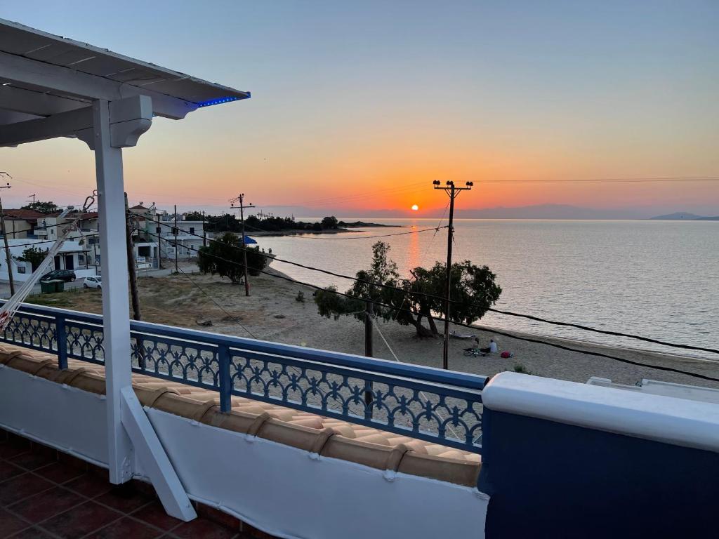 艾拉方索斯Coralli Rooms & Restaurant的阳台享有海景。