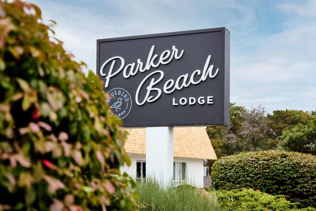 南雅茅斯Bluebird Parker Beach Lodge的房屋前的舞者打球者小屋的标志